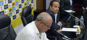 El director t&eacute;cnico argentino Jorge C&eacute;lico (de blanco) lee la n&oacute;mina de seleccionados para jugar las pr&oacute;ximas dos fechas FIFA de septiembre. Atr&aacute;s, lo acompa&ntilde;a Francisco Egas, presidente de la Federaci&oacute;n Ecuatoriana de F&uacute;tbol.