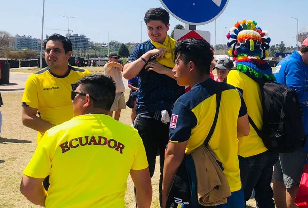 Hinchas llegan con la camiseta de Ecuador al estadio Mario Alberto Kempes