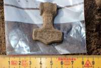 Encuentran un amuleto con la forma del martillo de Thor en Suecia