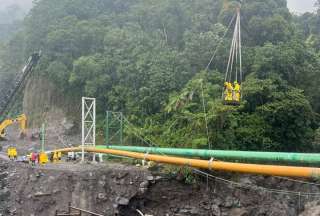 Técnicos de EP Petroecuador y personal del Cuerpo de Ingenieros del Ejército ejecutaron los trabajos en la zona afectada.