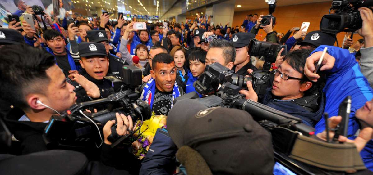 T&eacute;vez, el nuevo rey del f&uacute;tbol chino, es recibido por una multitud