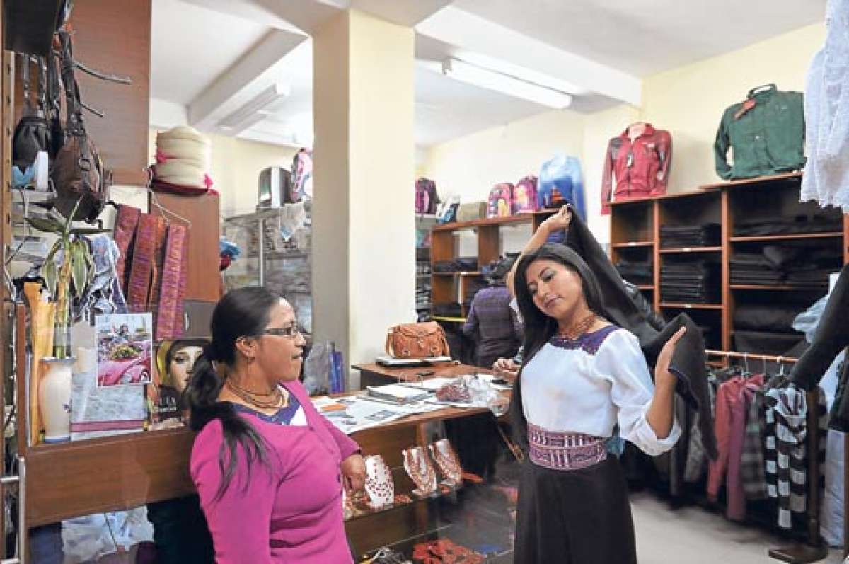 Esta es una de las 15 tiendas que funcionan en la capital tungurahuense, en la mayor&iacute;a participan j&oacute;venes dise&ntilde;adoras ind&iacute;genas que vieron en la moda y el dise&ntilde;o una forma de innovar y dar un servicio para las nuevas generaciones.