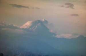 Esta ma&ntilde;ana se redujo la altitud de las emisiones del volc&aacute;n a 500 metros. Foto: Tomada de @Seguridad_Ec