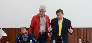 El legislador Bairon Valle (i) no estuvo de acuerdo con el informe presentado. Fernando Callejas (c) y Jimmy Candell (d) dieron su aprobaci&oacute;n al mismo.