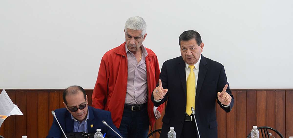 El legislador Bairon Valle (i) no estuvo de acuerdo con el informe presentado. Fernando Callejas (c) y Jimmy Candell (d) dieron su aprobaci&oacute;n al mismo.