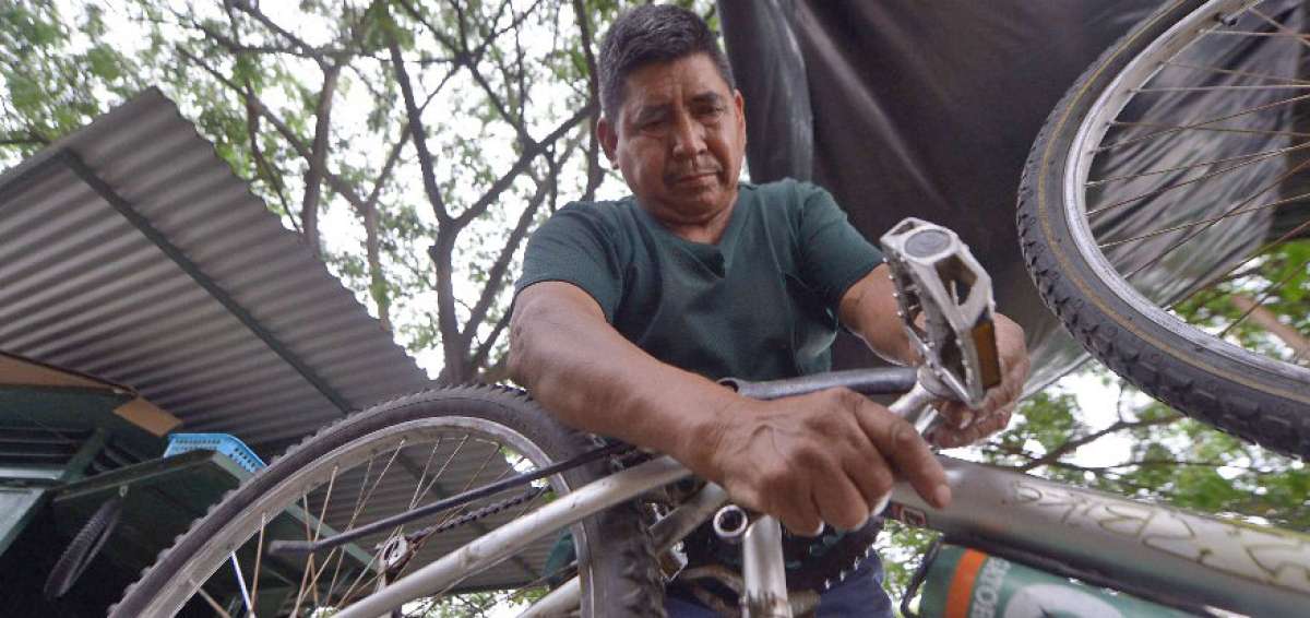 El '&aacute;ngel' que cuid&oacute; de Miraflores es el bicicletero del barrio