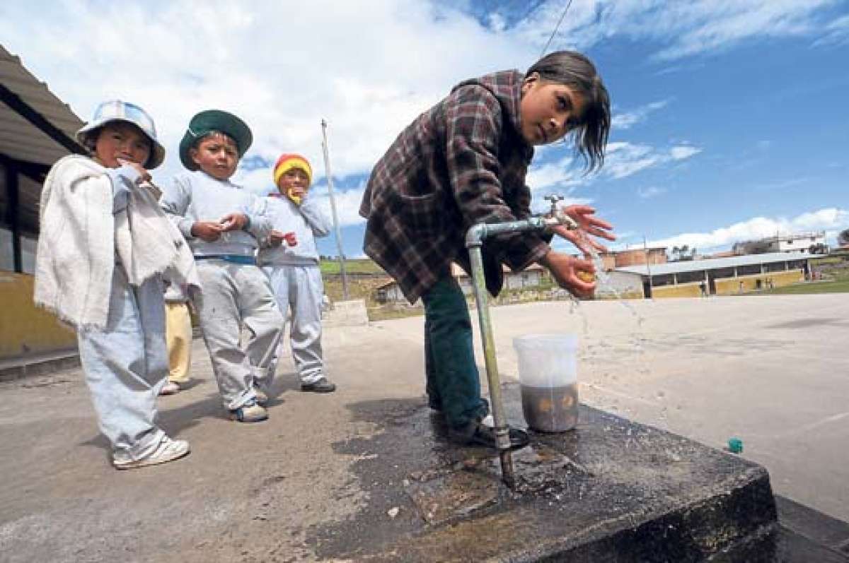 La escuela y el centro de salud de Cangahua, parroquia que se encuentra ubicada 70 km al noreste de la capital, han resultado beneficiados con el sistema de agua potable que fue construido por la comunidad. Foto: Santiago Aguirre/ El tel&eacute;grafo