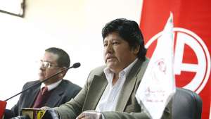 Edwin Oviedo (d.) es el actual presidente de Juan Aurich y asegur&oacute; que su primer objetivo es cambiar de entrenador. Foto: Tomada de http://depor.pe/