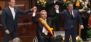 El mandatario saliente, Rafael Correa, impuso la banda presidencial a Len&iacute;n Moreno. 