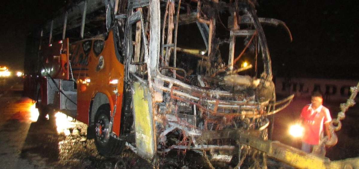 El bus qued&oacute; incinerado luego de la colisi&oacute;n.