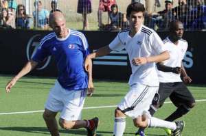 Enzo (d), junto a su padre Zinedine en un juego amistoso en Madrid.