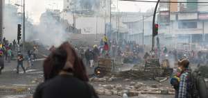 Sobre las calles Seis de Diciembre y Tarqui (Quito) los manifestantes destruyeron infraestructura p&uacute;blica y privada.