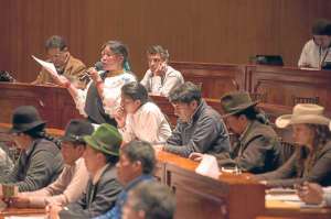 En el sal&oacute;n Jos&eacute; Mar&iacute;a Lequerica se realiz&oacute; la Mesa Nacional de Di&aacute;logo con la presencia de representantes de 18 organizaciones sociales, ind&iacute;genas, montubias y afroecuatorianas del pa&iacute;s. Foto:Andres Darquea
