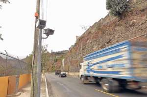 En la avenida Rodrigo Pachano, una de las m&aacute;s peligrosas de la urbe, se ha colocado un radar. Foto: Roberto Ch&aacute;vez / El Tel&eacute;grafo