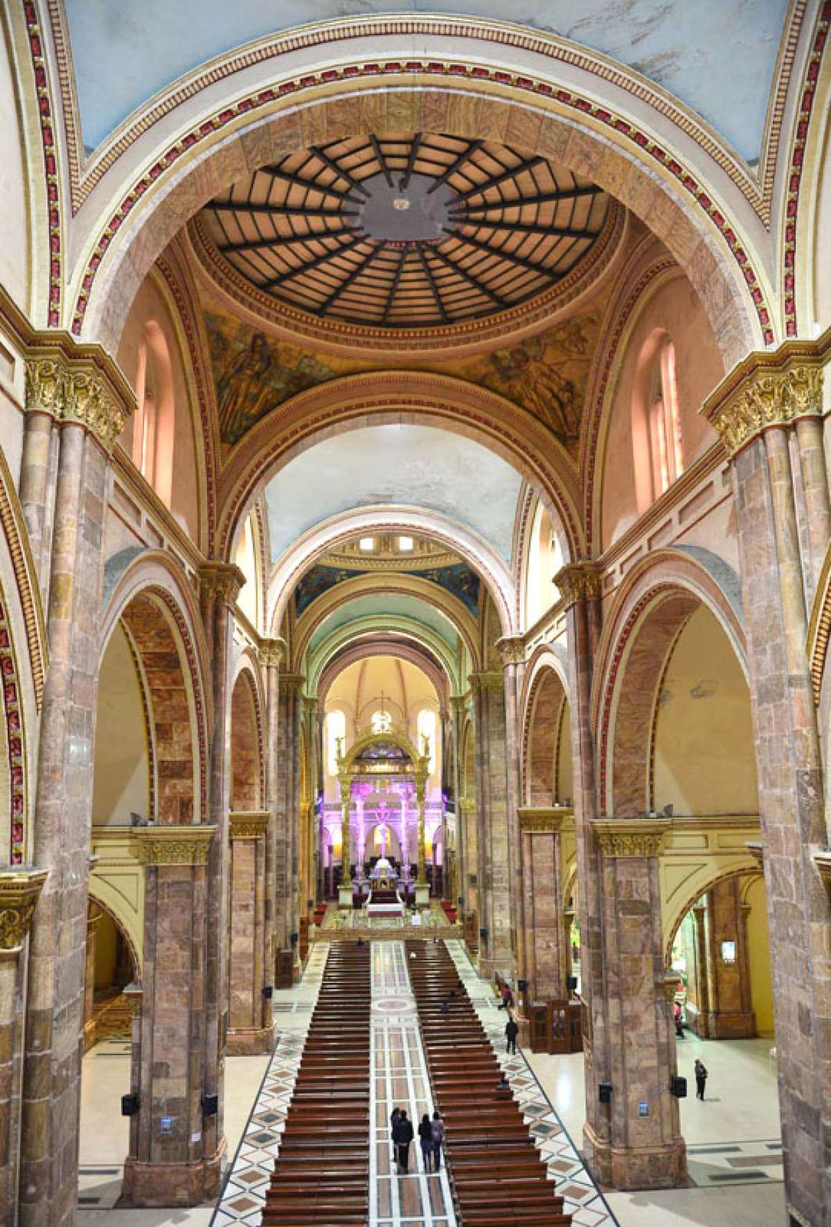 Vista central de la catedral de Guayaquil  con los vitrales elaborados en el proyecto de remodelaci&oacute;n de 2007. Se constituyen en un atractivo para los turistas que visitan la urbe.