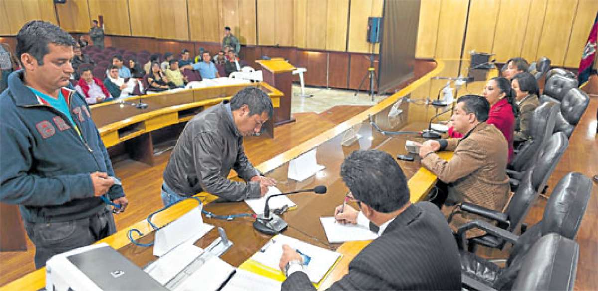En la Junta Provincial Electoral de Pichincha se instal&oacute; una audiencia para conocer las  actas declaradas con  inconsistencias num&eacute;ricas y las que fueron suspendidas por falta de firmas. Foto: Fernando Sandoval |  El Tel&eacute;grafo