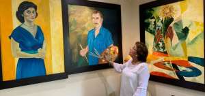 En una de las paredes de su casa, do&ntilde;a Mar&iacute;a Antonieta Jaramillo muestra un autorretrato de Theo, as&iacute; como otras de sus emblem&aacute;ticas obras.
