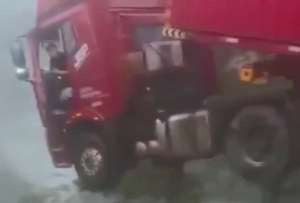 En un deslizamiento de tierra que provocó el colapso parcial del puente Houzi He en China, un camión estuvo a punto de caer al vacío.