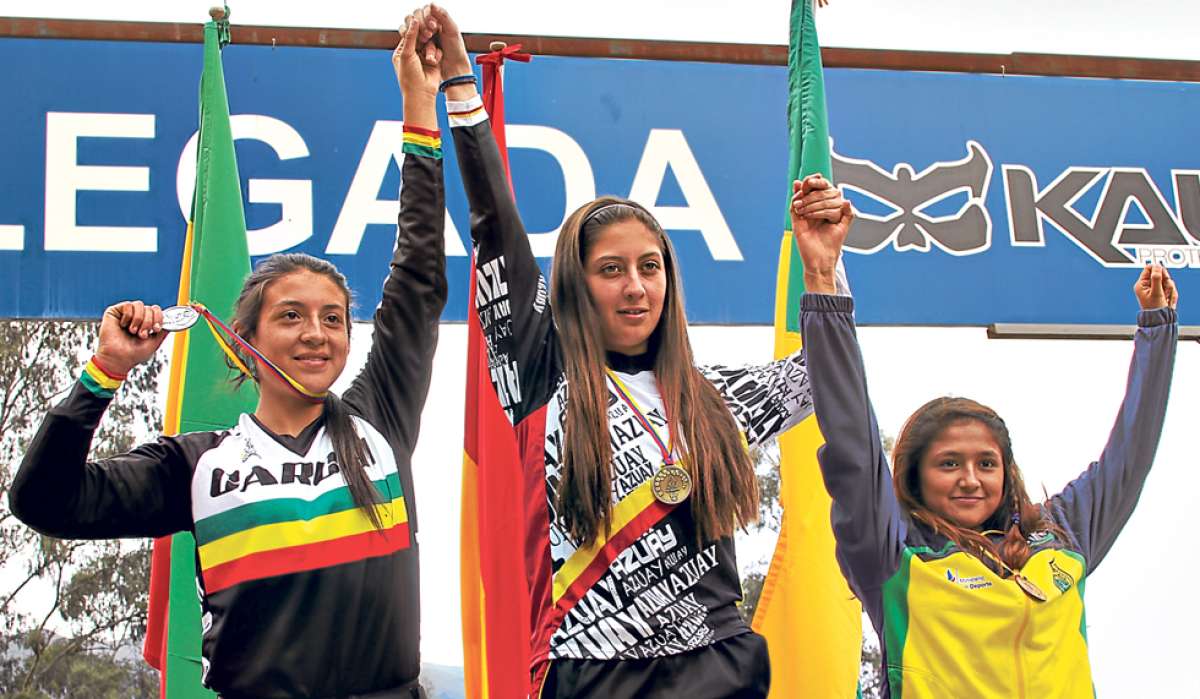 La azuaya Ximena Abril (centro) gan&oacute; la medalla de oro, mientras que Lady  Bucheli (i), de Carchi, fue segunda, y M&oacute;nica Astudillo (Pastaza) fue tercera. Foto: cortes&iacute;a cdp