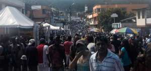Miles de personas acudieron a la parroquia para distraerse en el feriado de Carnaval.
