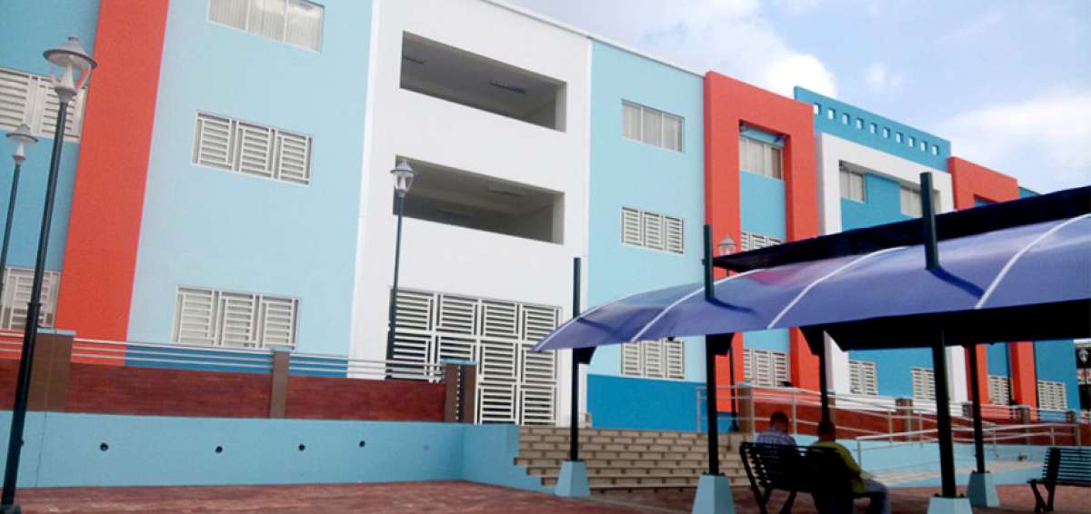 El nuevo edificio de la Facultad de Ciencias de la Salud de la Universidad T&eacute;cnica de Manab&iacute; ya recibe a personal administrativo y estudiantes.