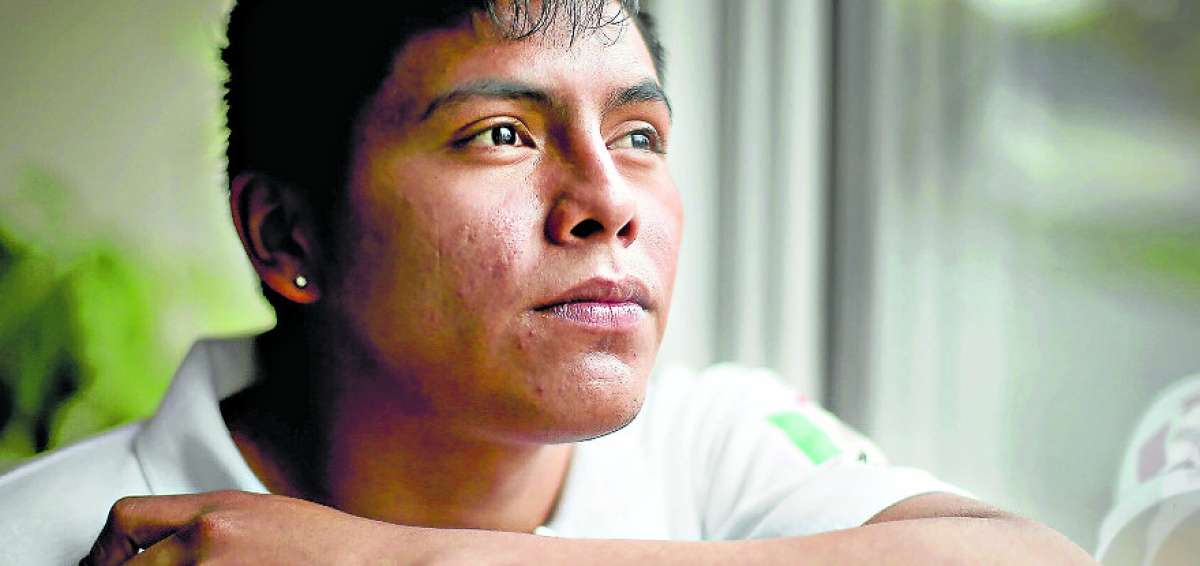  Carmelo Ram&iacute;rez tiene apenas 20 a&ntilde;os y estudiaba para ser maestro como los 43 normalistas desaparecidos en Guerrero. Ha recibido amenazas por su lucha social en las calles.