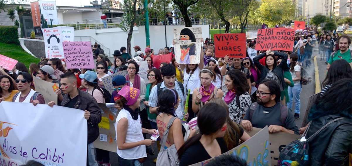 Cientos de f&eacute;minas exigieron que respeten sus derechos. Muchas llegaron por convocatorias en las redes sociales.