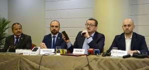 Antonio Milio (centro), fundador de la empresa espa&ntilde;ola, junto con los principales directivos en Guayaquil.