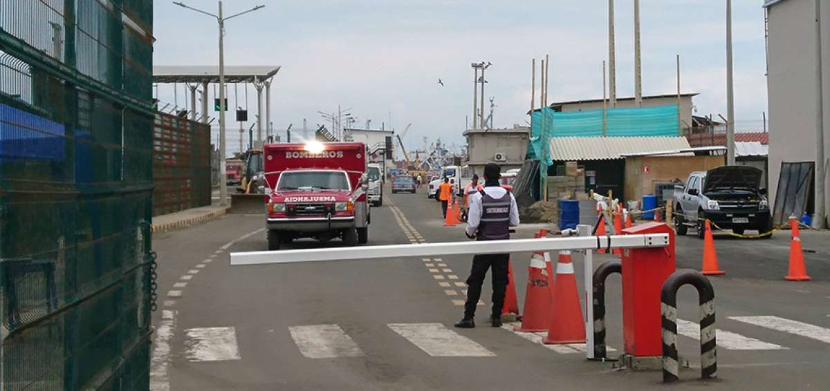 El Cuerpo de Bomberos de Manta tuvo f&aacute;cil acceso al puerto para auxiliar la emergencia.