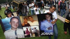 Los familiares de las v&iacute;ctimas efectuaron plantones para pedir que se investiguen el secuestro y muerte. Cortes&iacute;a