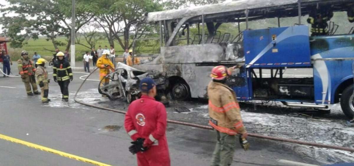 Veh&iacute;culos se incendiaron tras accidente en la v&iacute;a Dur&aacute;n-Yaguachi