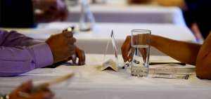 El s&aacute;bado pasado, 40 personas participaron en el speed dating, organizado por Time2Love en el hotel Dann Carlton. Despu&eacute;s de 5 minutos los asistentes se cambiaban de mesa. 16 parejas se formaron. El 30% no obtuvo ning&uacute;n match. El evento dur&oacute; desde las 17:00 hasta las 21:00.