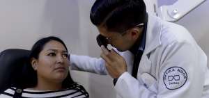 El tejido que crece sobre la conjuntiva causa enrojecimiento y molestias en los ojos. La cirug&iacute;a para tratar esta afecci&oacute;n puede durar 20 minutos.