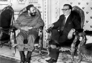 Allende y Fidel conversan sobre la revoluci&oacute;n, el imperialismo, los medios y el futuro de Latinoam&eacute;rica en un hist&oacute;rica reuni&oacute;n realizada en Santiago de Chile, en 1971.