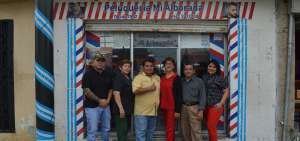 Aurelio Boh&oacute;rquez y Victoria Anchundia (centro) tienen 26 a&ntilde;os siendo socios. Su peluquer&iacute;a es una de las m&aacute;s concurridas de La Alborada.