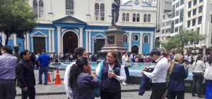 En el centro de Guayaquil, donde el sismo se sinti&oacute; con m&aacute;s fuerza, empleados p&uacute;blicos y privados salieron a lugares se&ntilde;alados como seguros.