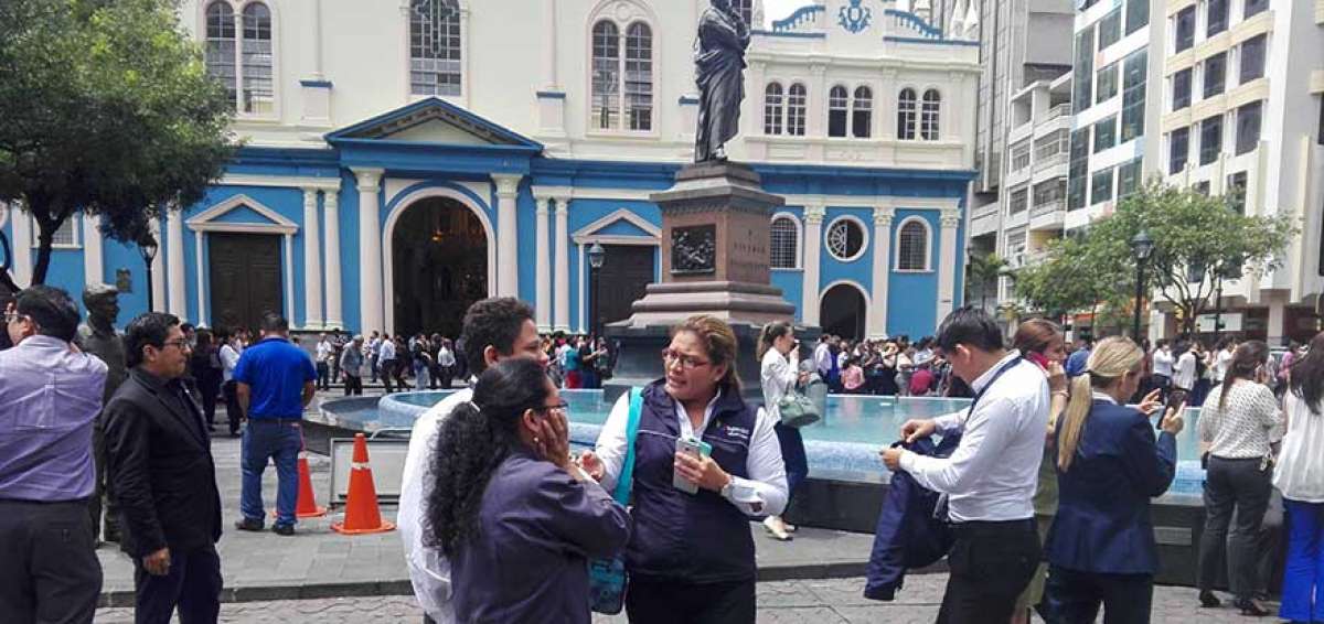 En el centro de Guayaquil, donde el sismo se sinti&oacute; con m&aacute;s fuerza, empleados p&uacute;blicos y privados salieron a lugares se&ntilde;alados como seguros.