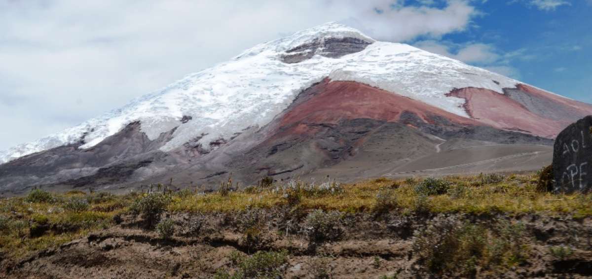 Pese a la prohibici&oacute;n, monta&ntilde;istas ascienden a la cumbre del Cotopaxi