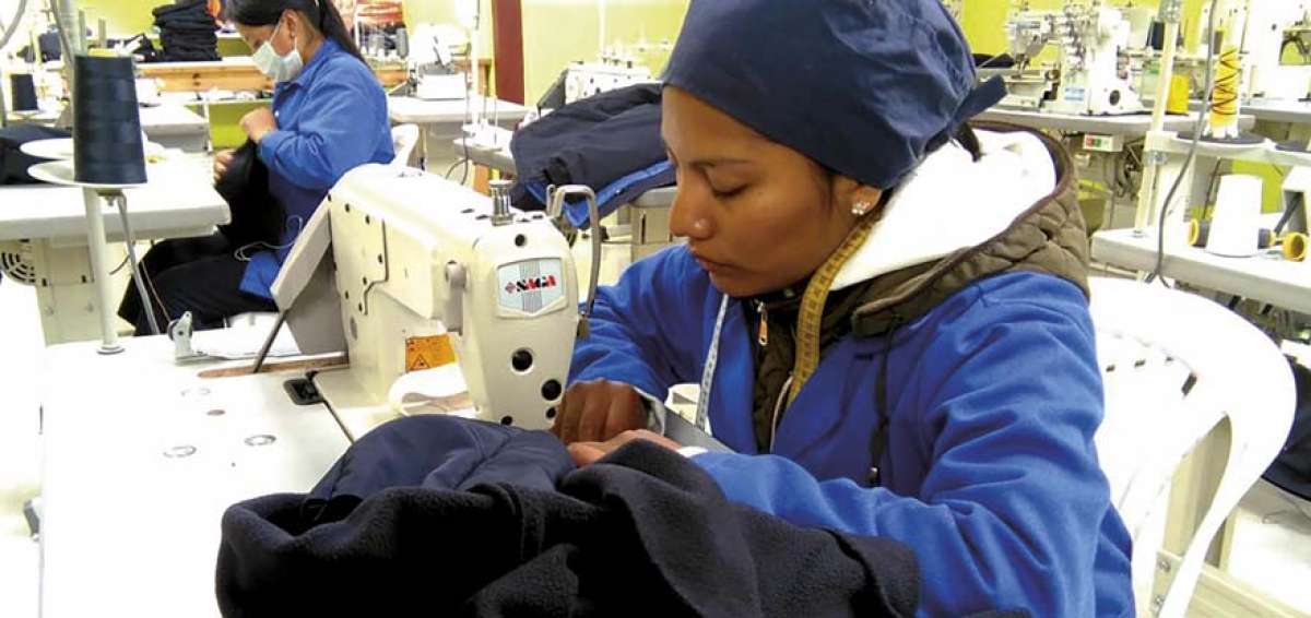 Asociaci&oacute;n de producci&oacute;n textil de Cayambe confecciona uniformes institucionales.