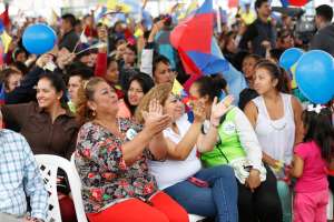 En el marco de las fiestas de Quito se realiz&oacute; ayer el Enlace Ciudadano 453 en El Condado. Los asistentes portaron globos y banderas. Foto: Cortes&iacute;a / Presidencia de la Rep&uacute;blica
