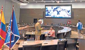 El interior del edificio de la Unasur est&aacute; siendo adecuado para la ceremonio de inauguraci&oacute;n que ser&aacute; el viernes. Foto: John Guevara / El Tel&eacute;grafo.