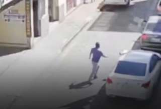 En Cuenca, un choque derivó en un fuerte altercado entre conductores en plena vía pública. Uno de ellos alega haber sido agredido y exige el pago de los daños a su vehículo.