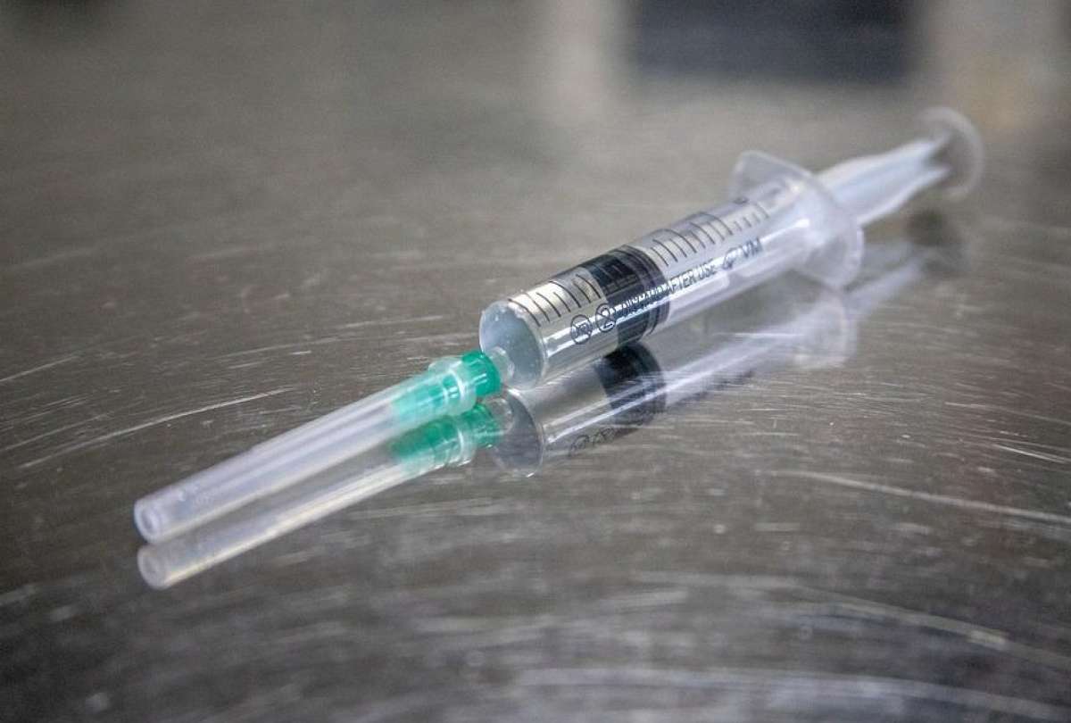 Vacuna contra ómicron estaría lista a finales del año