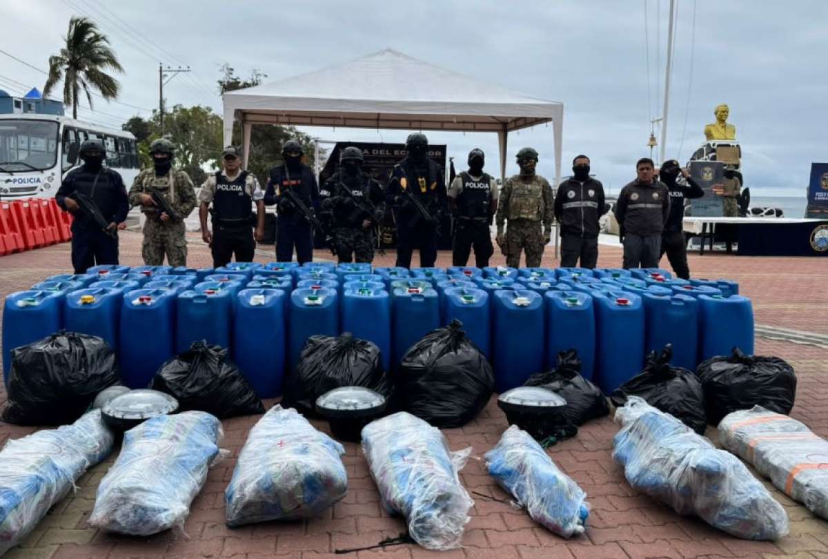 La operación busca frenar las redes que utilizan el territorio marítimo ecuatoriano para el tráfico de hidrocarburos y armas.