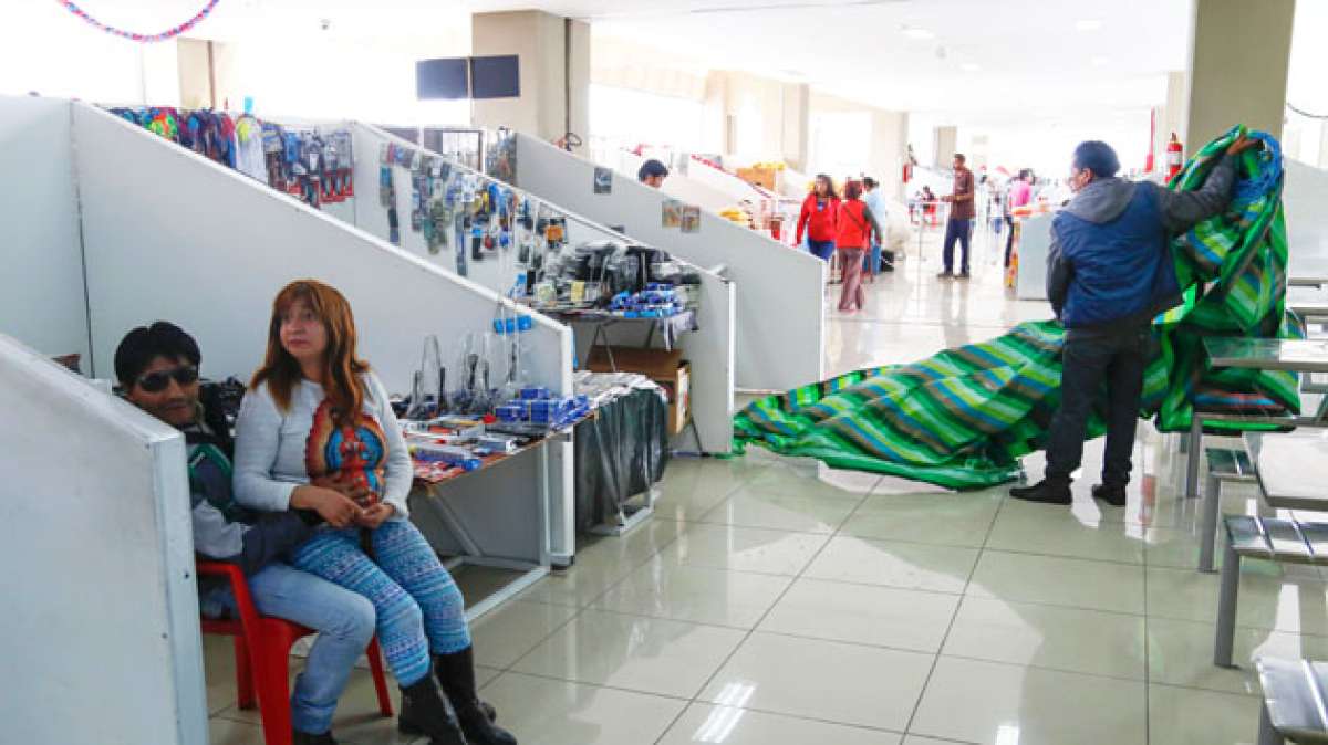 A pesar de ser &eacute;poca navide&ntilde;a, pocas personas transitan por los pasillos del reci&eacute;n inaugurado sitio de ventas. Foto: Mario Egas / El Tel&eacute;grafo