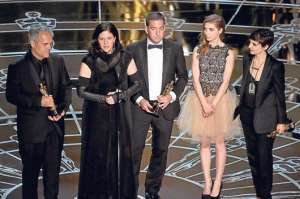 El equipo de Citizenfour, junto a Lindsay Mills (novia de Snowden), retir&oacute; el Oscar que gan&oacute; el documental. Foto: Internet