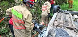 Los bomberos tuvieron que utilizar herramientas de extricaci&oacute;n para sacar del carro el cad&aacute;ver de una de las v&iacute;ctimas.