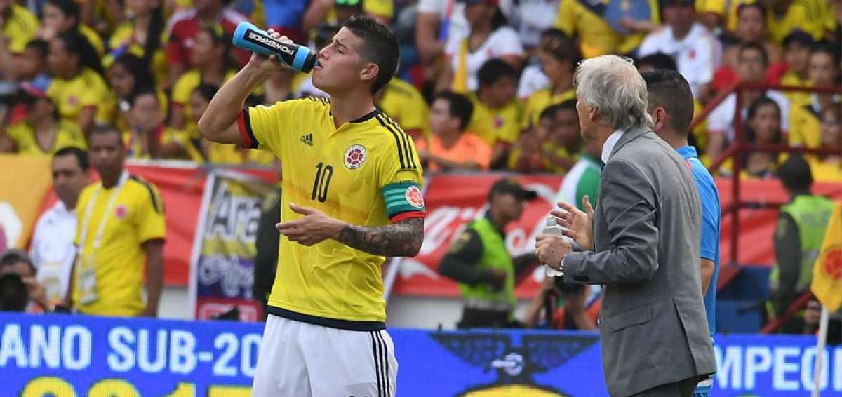 Jos&eacute; P&eacute;kerman (izq), DT de Colombia, le da instrucciones al volante ofensivo y capit&aacute;n del equipo, James Rodr&iacute;guez, la tarde del jueves en Barranquilla.