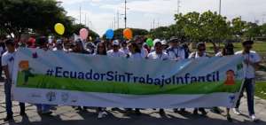 Decenas de menores, en compa&ntilde;&iacute;a de sus padres, participaron de la actividad que se desarroll&oacute; cerca de la Concha Ac&uacute;stica, en el Parque Samanes.