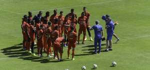 El entrenador Jorge C&eacute;lico da indicaciones a los seleccionados, antes del entrenamiento de ayer que se realiz&oacute; en la Casa de la Selecci&oacute;n.